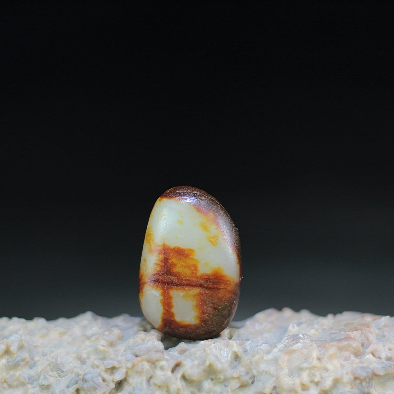 新疆和田玉14.1克聚枣红皮青白玉籽料原石像型石迎客松观赏石挂件