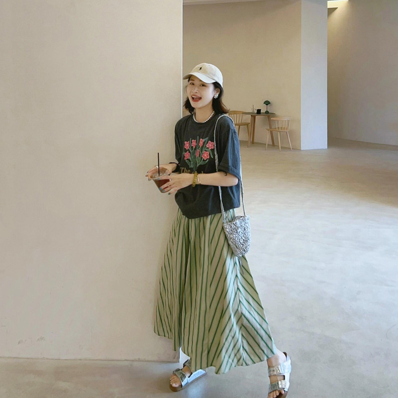 高级感印花短袖T恤绿色条纹半身裙两件套女夏季小个子穿搭一整套