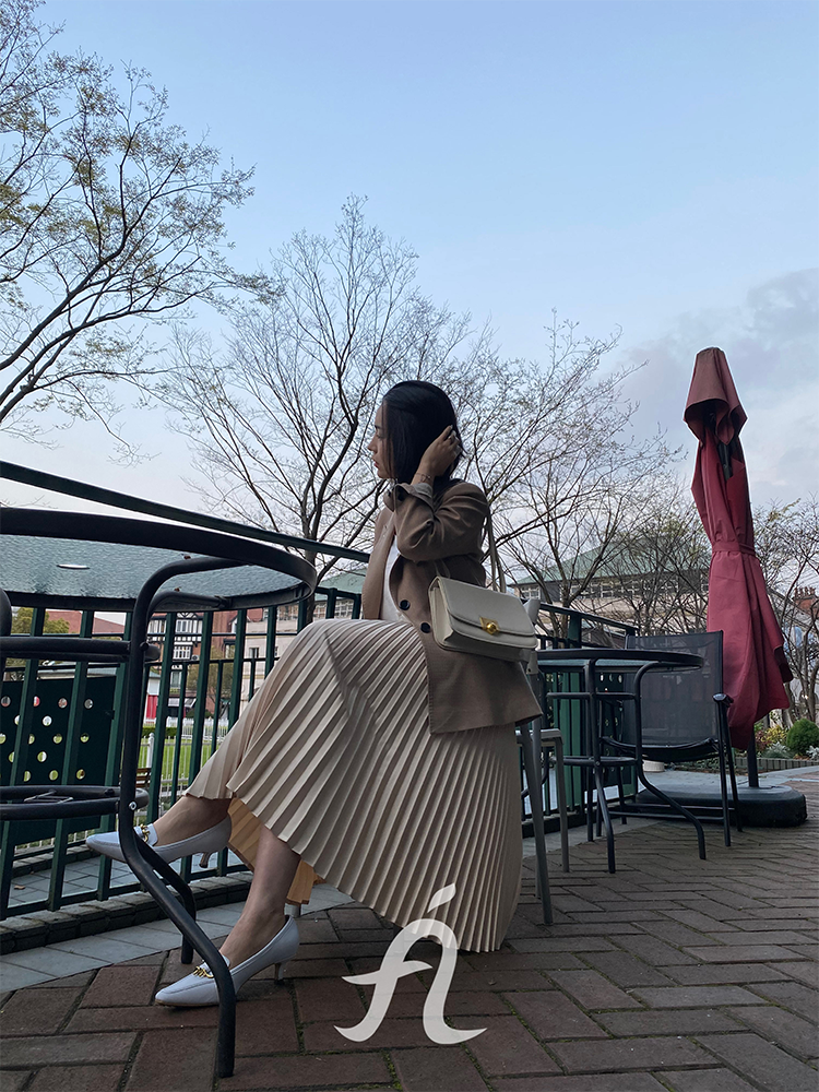 自由的阿牙/ 微光泽缎面短吊带背心+半身百褶裙
