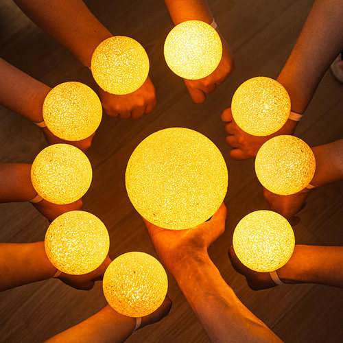 手捧发光球灯水晶灯彩灯道具