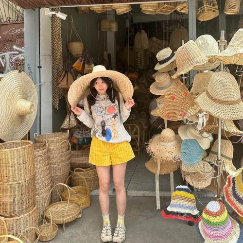 柠檬黄条纹高腰薄款短裤女