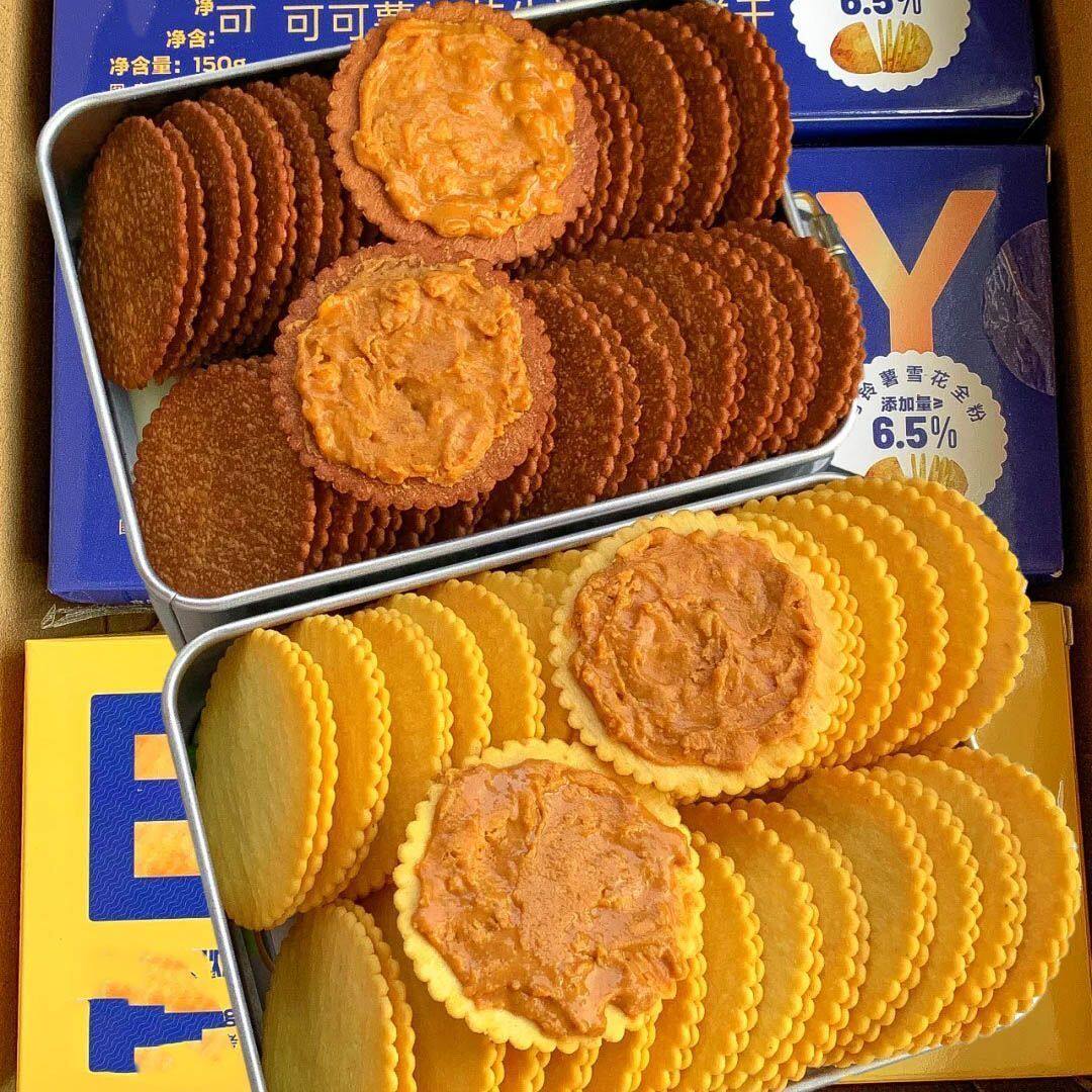 花生酱夹心薄饼超薄马铃薯饼干网红休闲零食独立包装好吃零食铁盒