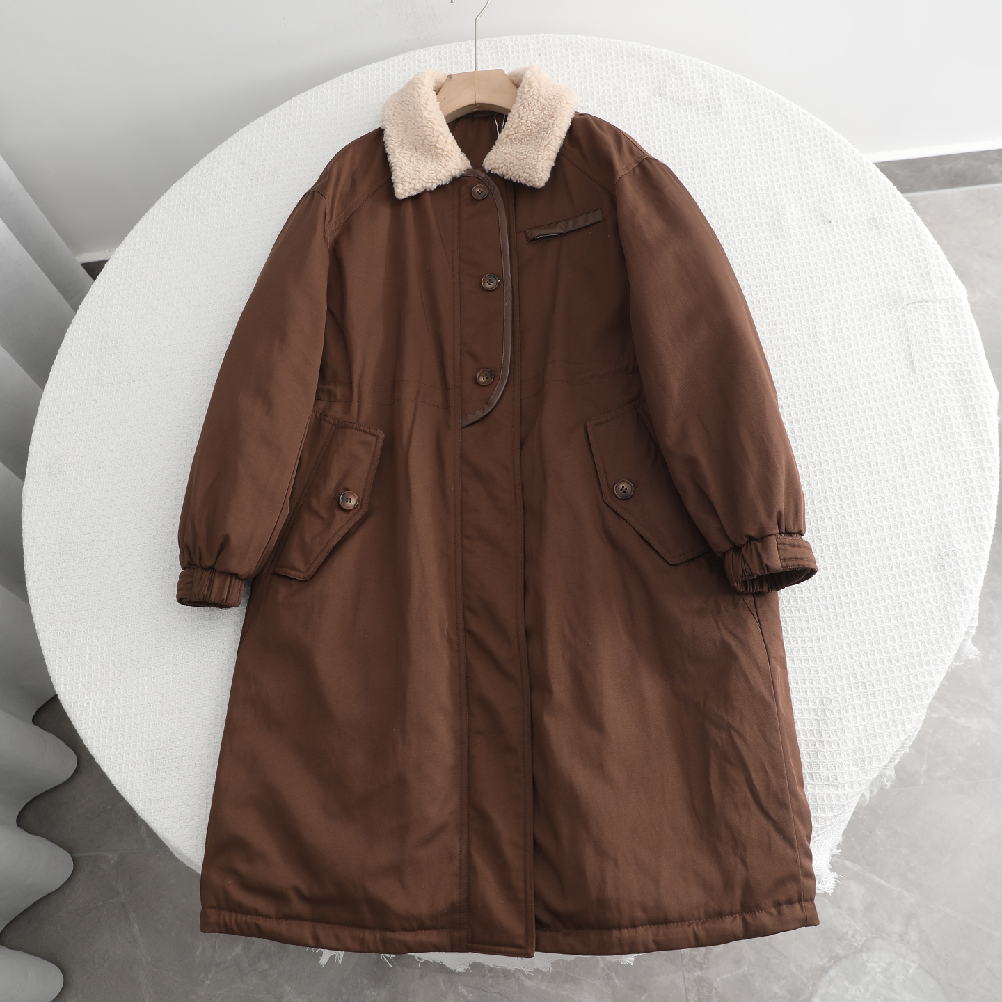 伊家~2025冬季新款撞色保暖拼接羊羔绒毛领抽绳羽绒服中长款外套