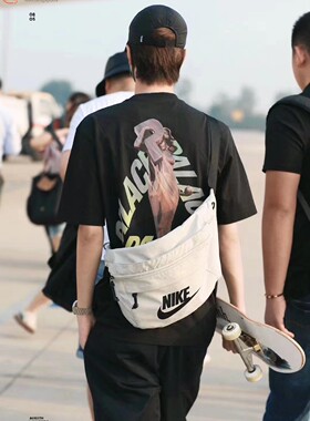 Nike TECH大LOGO大容量男女斜挎单肩背包BA5751-072-479 HV6123