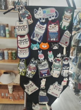可以挂在包包上可以别在衣服上是胸针是挂件出口日本小猫正品246