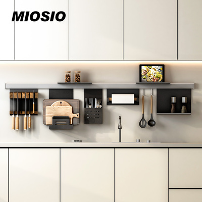 黑色太空铝墙上厨房置物架