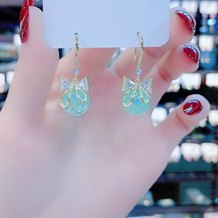 绿色人鱼姬珍珠耳环2025年新款 韩国蝴蝶结耳饰高级感轻奢圆球耳坠