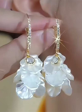 超仙温柔白色花瓣耳环欧美时尚法式轻奢设计耳饰纯银针镶钻耳环女