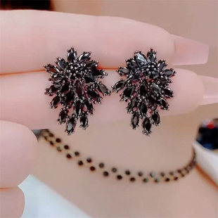 黑色水晶高级感耳环日韩简约通勤个性气质冷淡风流苏耳饰新款爆款