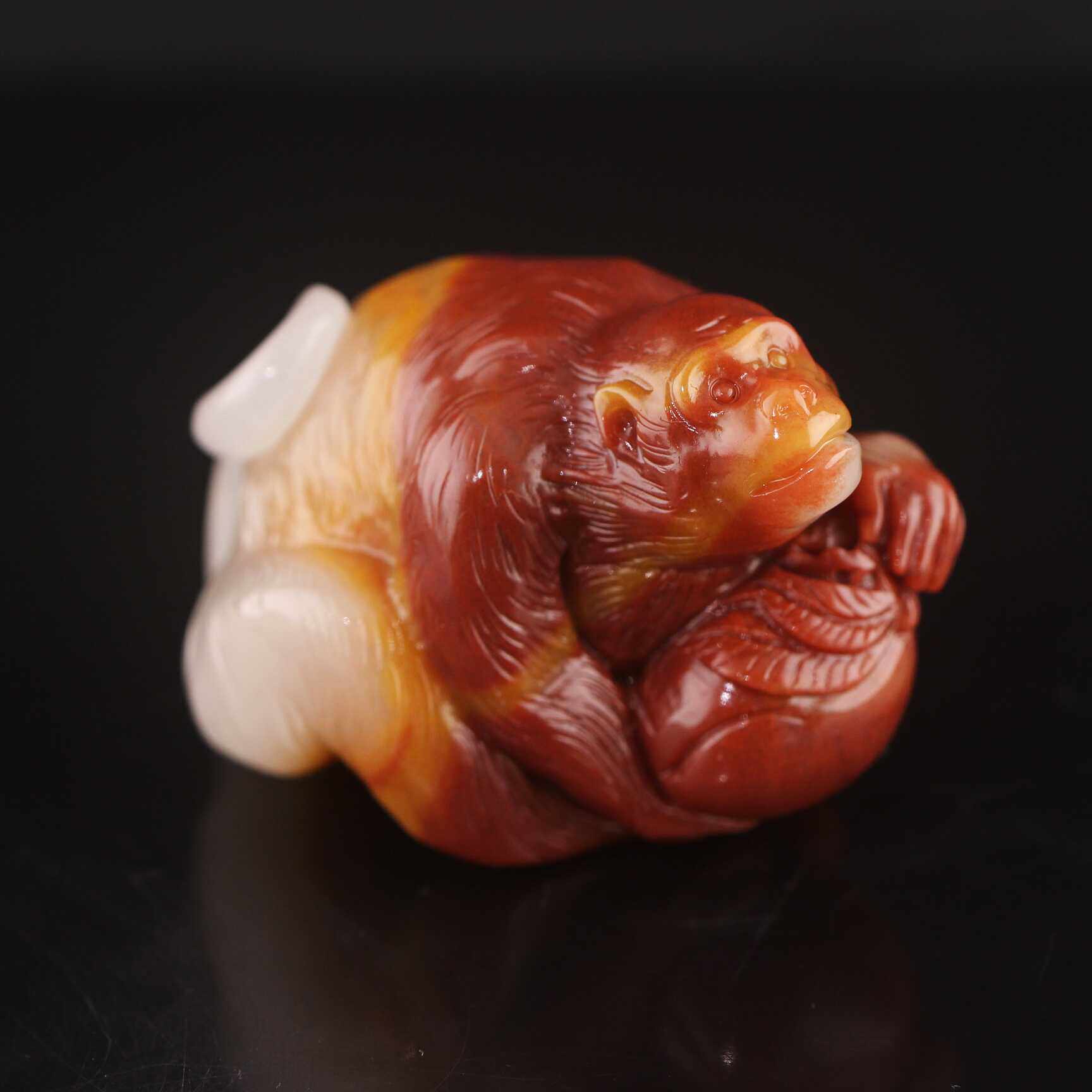 新疆三彩玉猴子抱桃手件把玩天然玉石文玩国潮风手工艺术收藏礼品