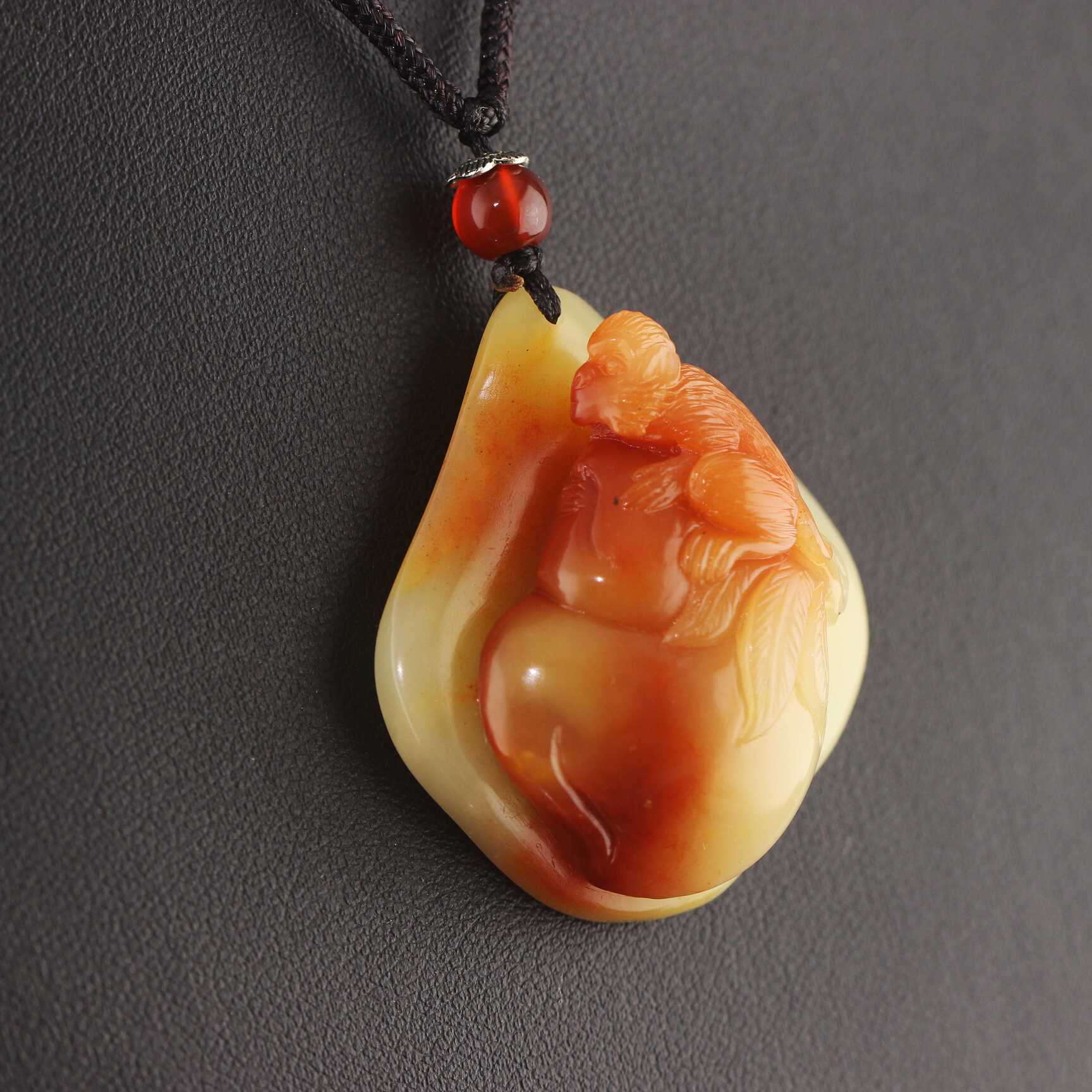 现货典藏福建寿山芙蓉石红沁猴子献桃玉吊坠挂件文玩玉石礼品收藏