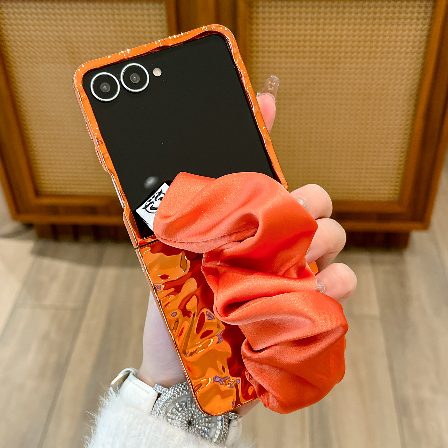 适用三星zflip7手机壳橙色新款zflip6折叠屏外壳电镀硬壳zflip5丝巾腕带zflip4防摔蓝色个性保护套