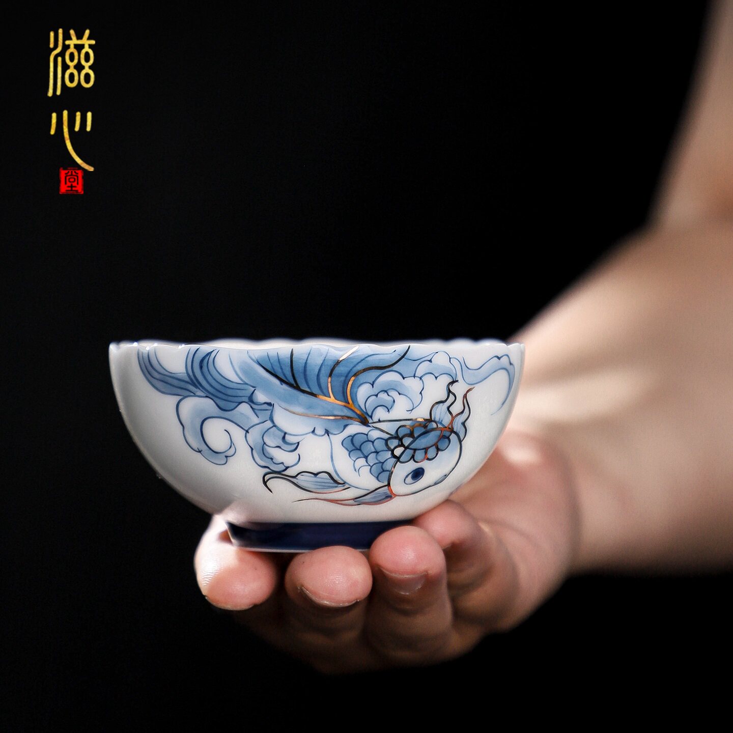 羊脂玉瓷手绘青花金锦鲤主人杯
