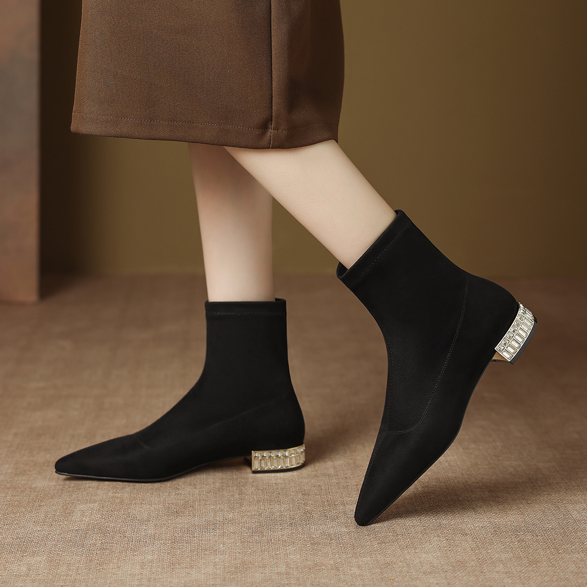 2025秋季新款尖头瘦瘦靴平底短靴女绒面弹力靴软底不累脚女短靴