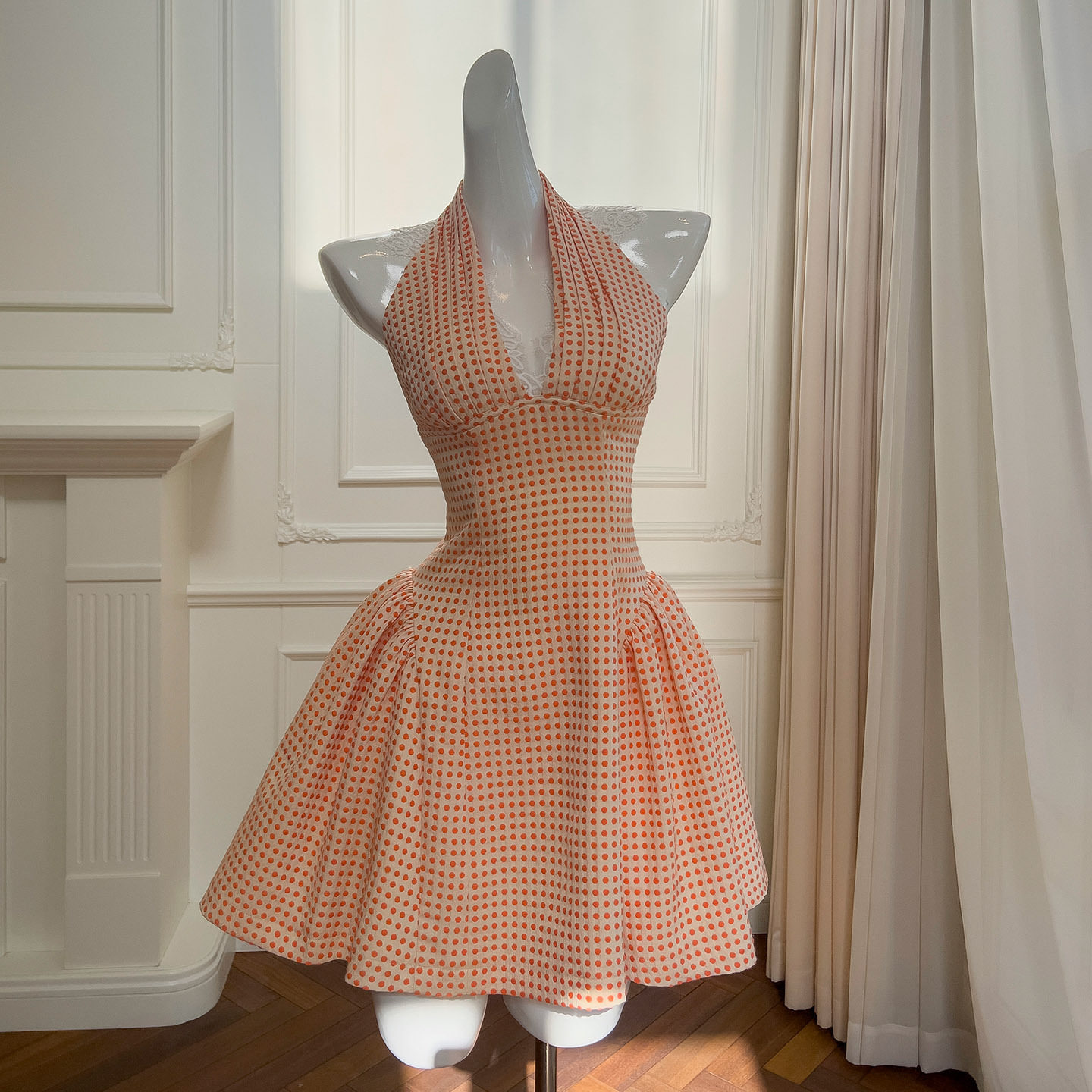 轻奢橘色波点挂脖式修身性感露背名媛气质连衣裙甜美约会派对礼服