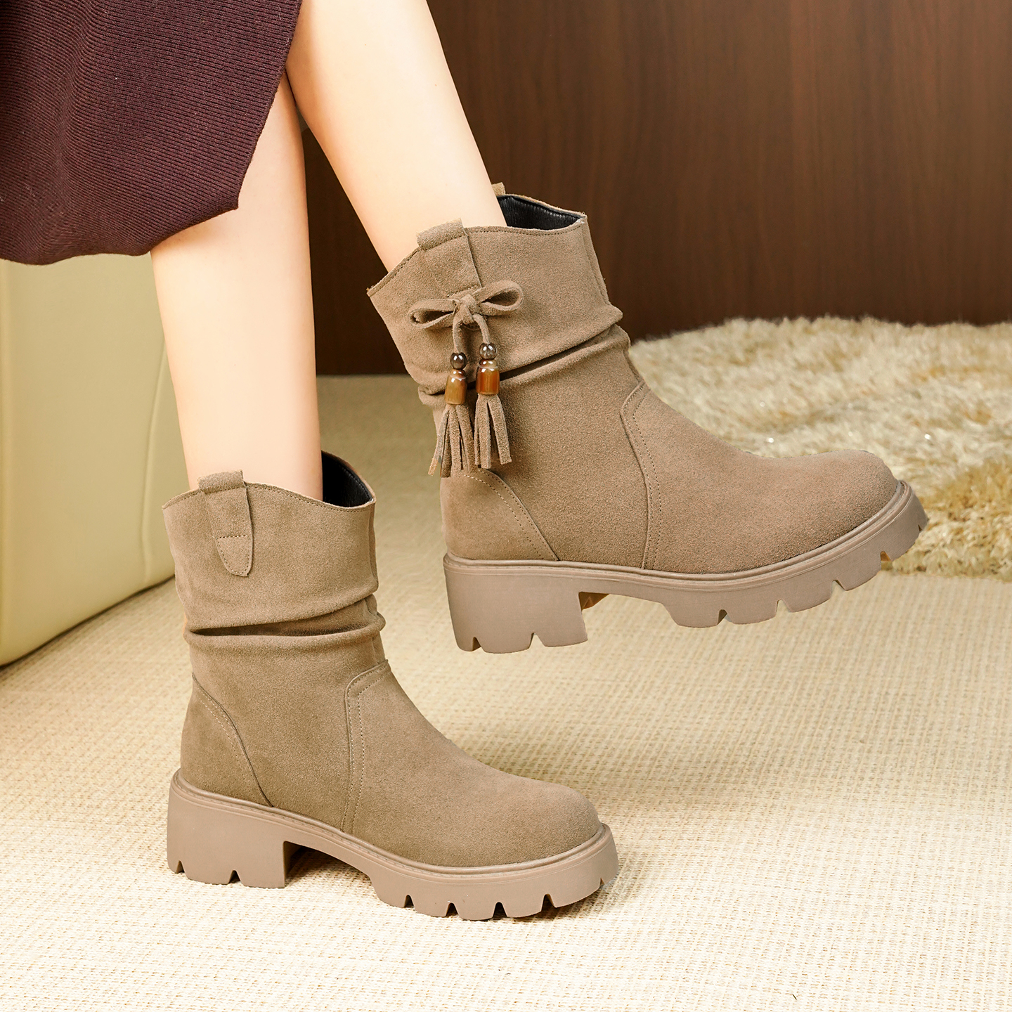 2025新款冬季加绒复古绒面马丁靴