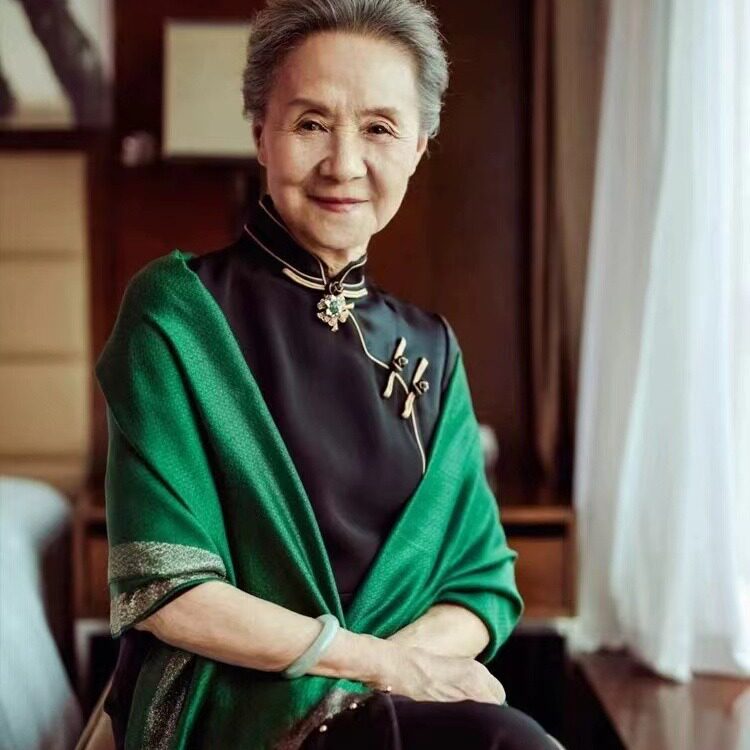 披肩外搭女2025新款复古真丝棉纯色百搭长款金银丝围巾墨绿色丝巾