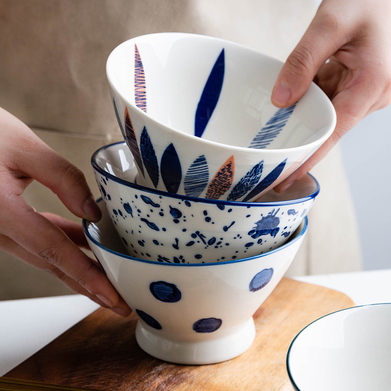 Modern housewife's original Japanese style rice bowl with high feet