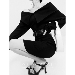 天鹅颈 包臀短款 大翻领针织连衣裙 黑色露肩长袖 Foundume