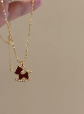 红色珐琅摇摇马项链女金色