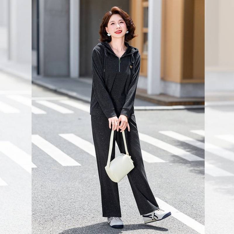 专柜品牌妈妈秋装运动服套装五十多岁中老年女春秋连帽上衣贵夫人
