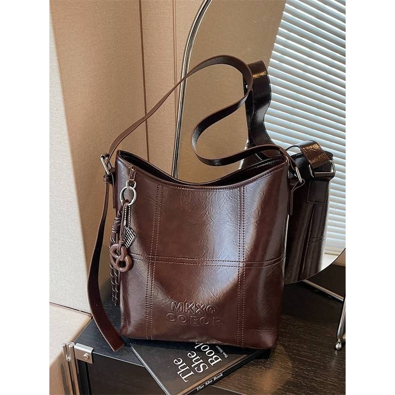 专柜品牌复古大容量腋下包包女2025新款时尚简约水桶包百搭单肩通,箱包皮具/热销女包/男包,水桶包,淘宝优惠券,粉丝福利购,淘宝优惠卷