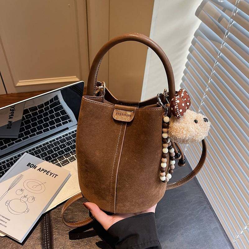 专柜品牌2025秋复古磨砂麂皮水桶包高颜值时尚手提菜篮子包休闲单,箱包皮具/热销女包/男包,水桶包,淘宝优惠券,粉丝福利购,淘宝优惠卷