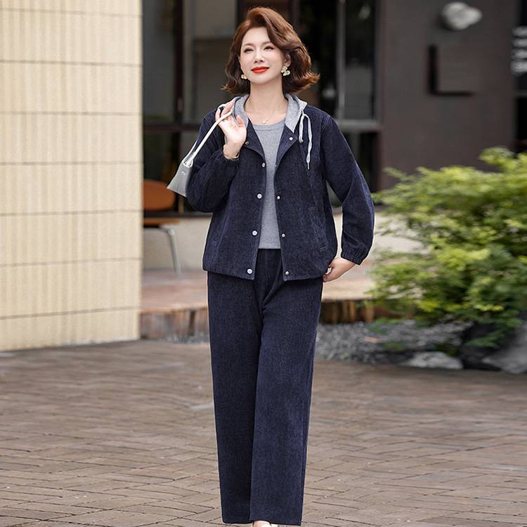 专柜品牌中老年女装春秋宽松减龄休闲两件套50岁妈妈秋装连帽牛仔