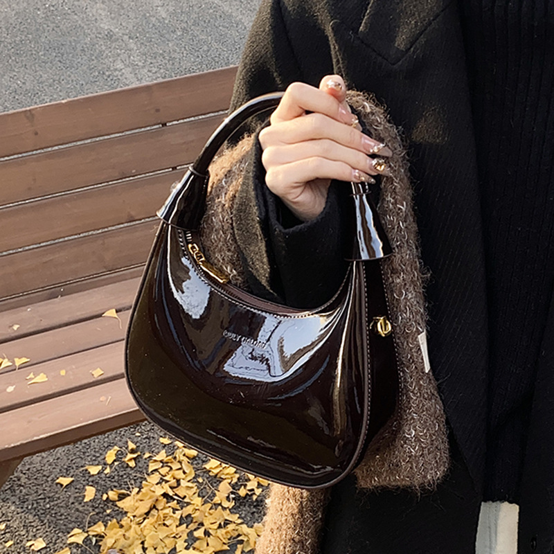 手提饺子包高级感百搭小众包包女秋冬复古2025新款链条漆皮斜挎包