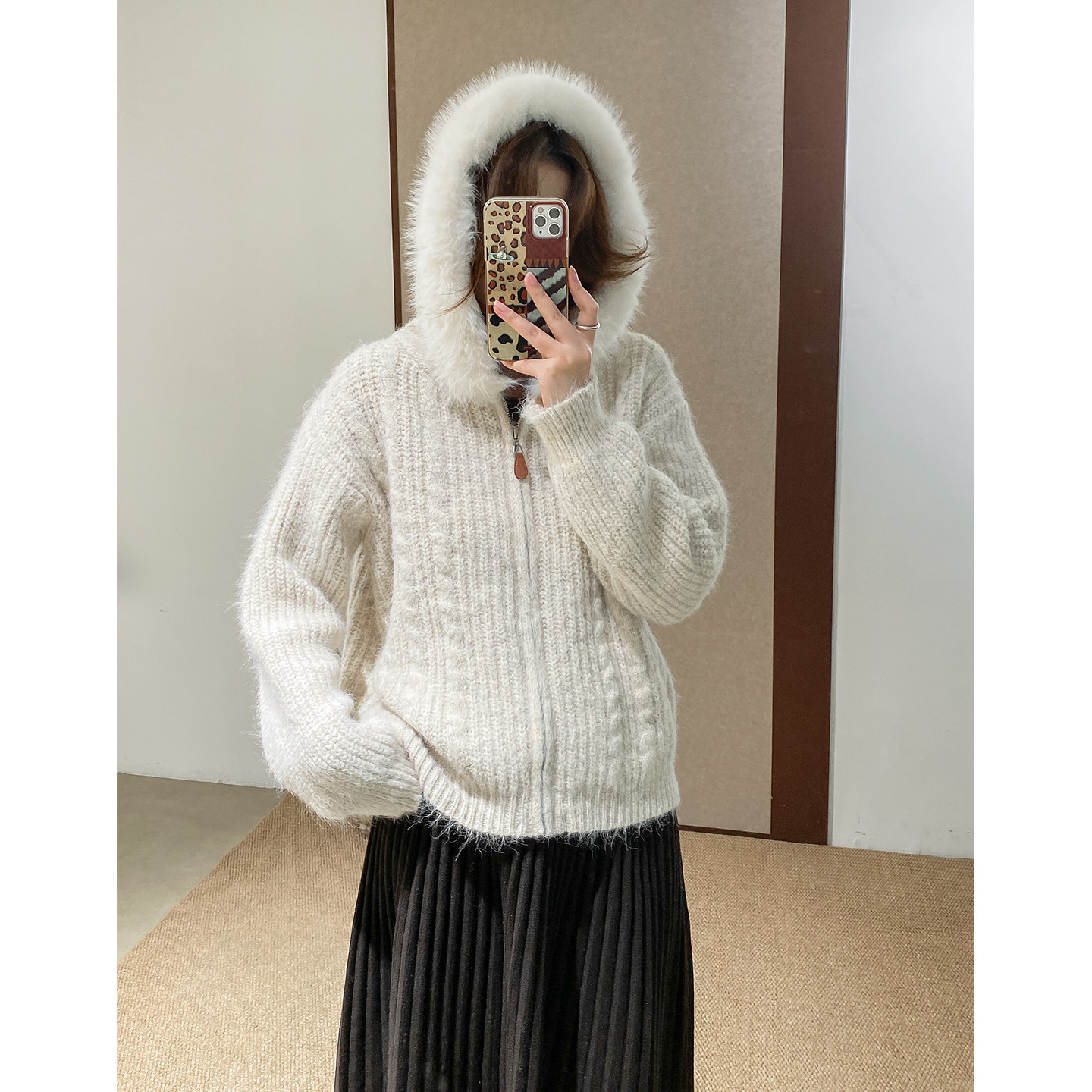 菲尔丹毛毛边杏色小麻花毛衣