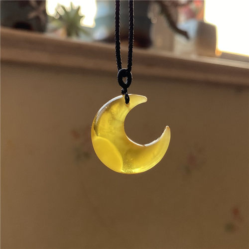 琥珀蜜蜡月亮项链吊坠