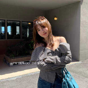 S55804 TWTIUWOO 她物 秋上新甜美小女人格纹露肩修身 百搭衬衫