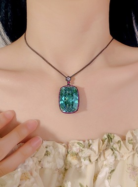 新款铜镀枪黑色仿绿碧玺吊坠轻奢项链仿彩宝镶钻方形挂坠锁骨链女