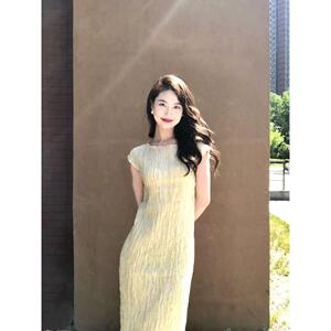 欧洲站2026新款法式显瘦绝美长裙气质高级感褶皱黄色连衣裙女夏季