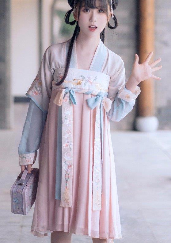改良汉服对襟齐胸襦裙 汉元素古装女  绣花仙女裙 春夏古风日常装在类目 女装/女士精品, 唐装/民族服装/舞台服装, 民族服装/舞台装中 - 来自Buy2taobao.com提供专业的淘宝代购服务