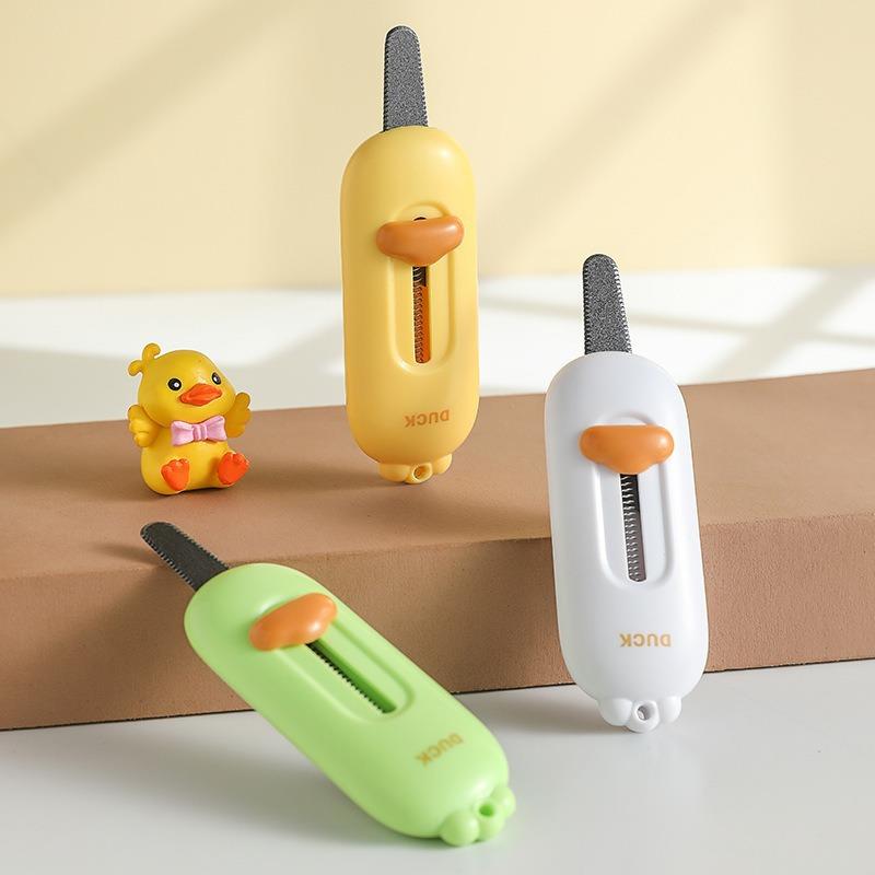 Magnetic box cutter for opening packages, automatically retr
