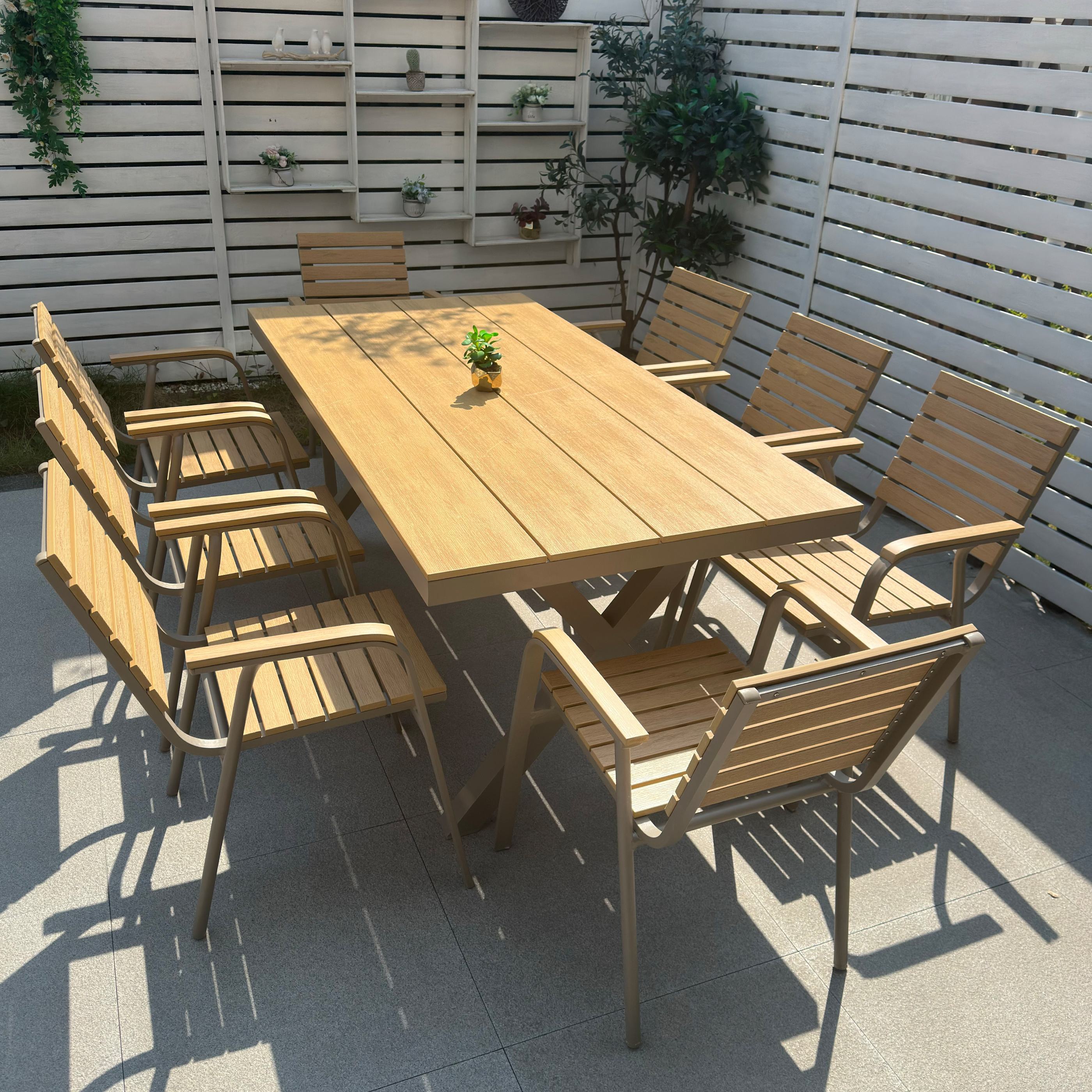 户外塑木桌椅组 庭院防水桌椅 可堆叠塑木椅 阳台休闲桌椅