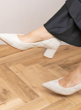 RANDA 秋季新款菱格纹尖头粗跟女单鞋 EP11575