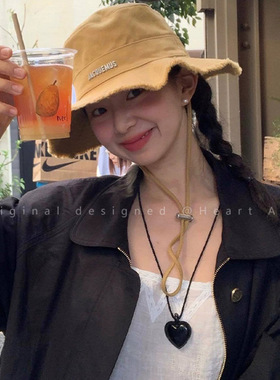 黑色爱心吊坠长项链女秋冬皮质锁骨链配饰fever同款设计感卫衣链