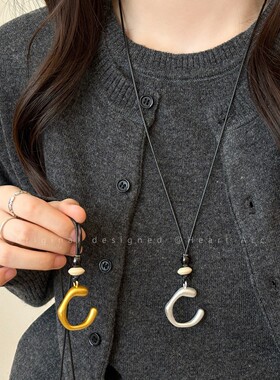 简约冷淡风不规则C字吊坠项链女小众设计感长款毛衣链百搭配饰品