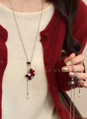 红色植绒小马抽拉项链女秋冬新款本命年生肖毛衣链小众独特配饰品