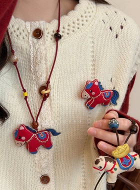 可爱布偶元宝小马串珠项链女2025新款秋冬本命年吊坠毛衣链配饰品