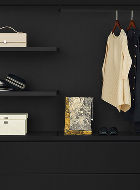 样板房衣帽间梳妆台商务女士软装饰品组合摆件暖黄色衣柜衣服箱包