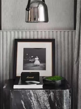 样板房卧室床头柜欧式装饰摆件组合实木相框音响苔藓软装装饰画