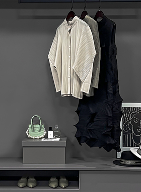 北欧轻奢样板间软装女士衣帽间梳妆台香水帽子艺术画包包摆件套装