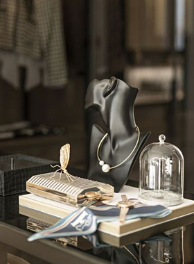 样板房衣帽间梳妆台托盘首饰软装组合女士模特耳环发带包道具摆件