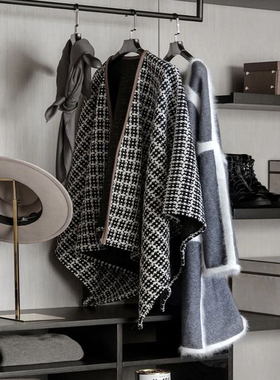 山海艺术披风现代简约样板房衣帽间女士外套衣服摆件卧室拍摄软装