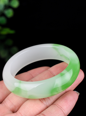 玉石匠和田玉青花冰种浅绿少女旺夫玉手镯 女款半绿飘花白绿镯子