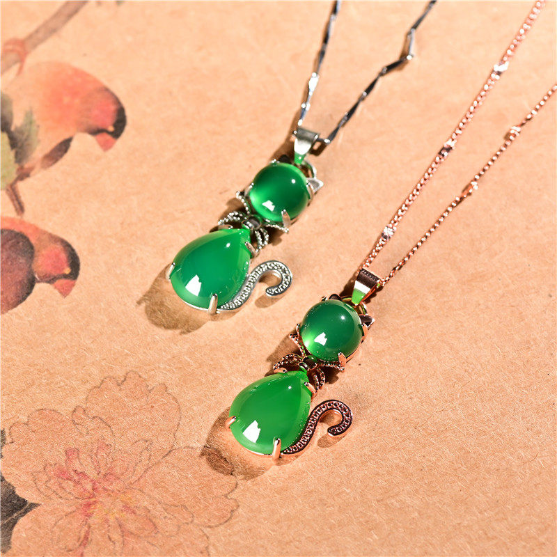 巴西玉髓碧玉色招财猫吊坠绿阳色猫咪玉坠祖母绿色18K金镶嵌项链