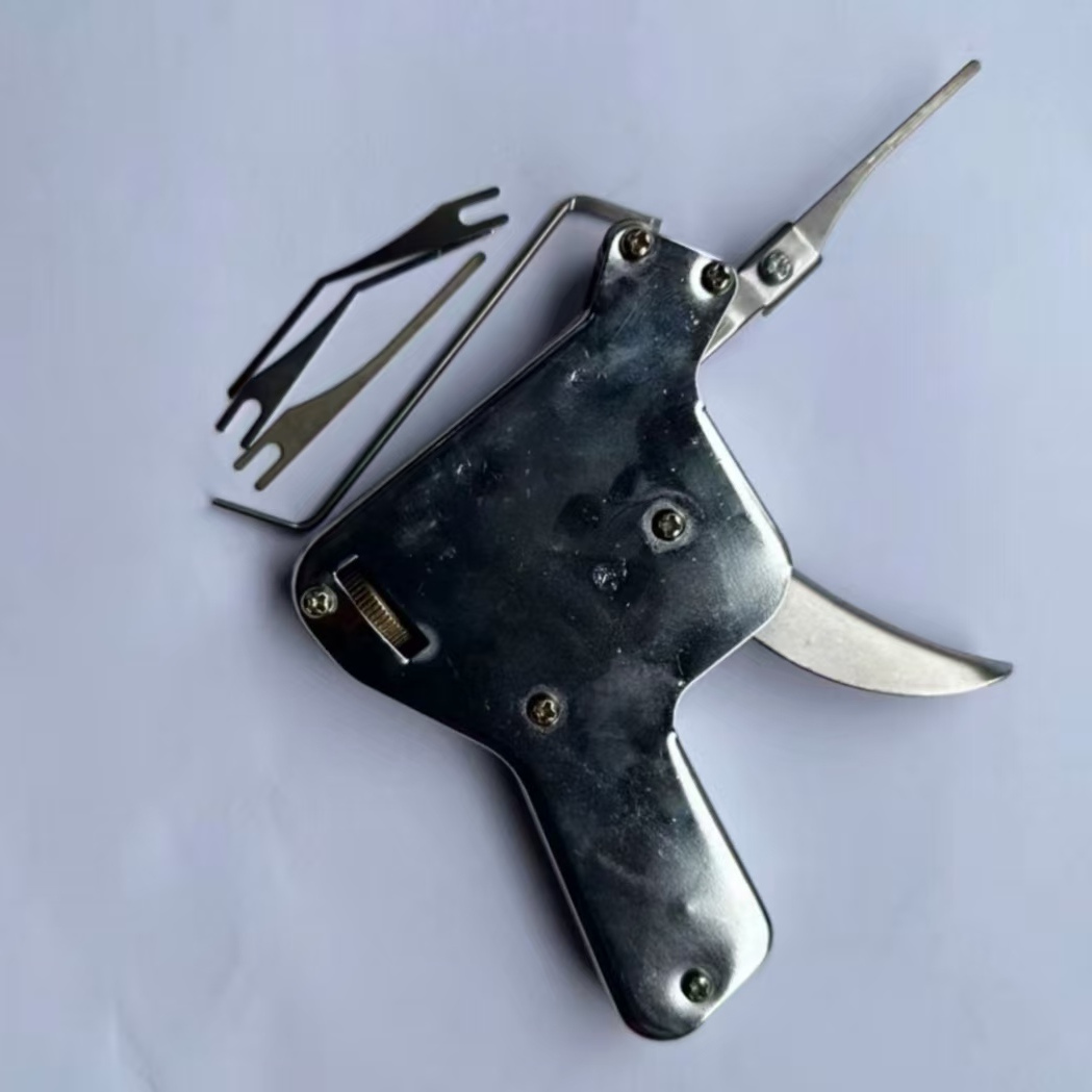 跨境热销儿童益智解锁谜团手动练习小白枪 手动趣味手挂玩具